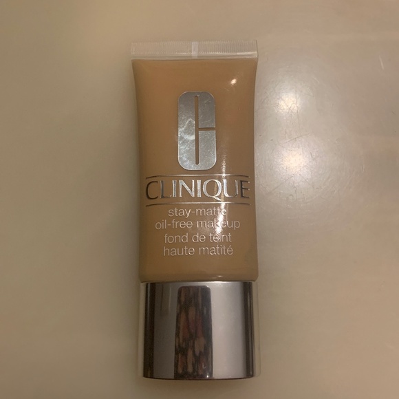 Clinique oil free stay matte foundation - Picture 1 of 7